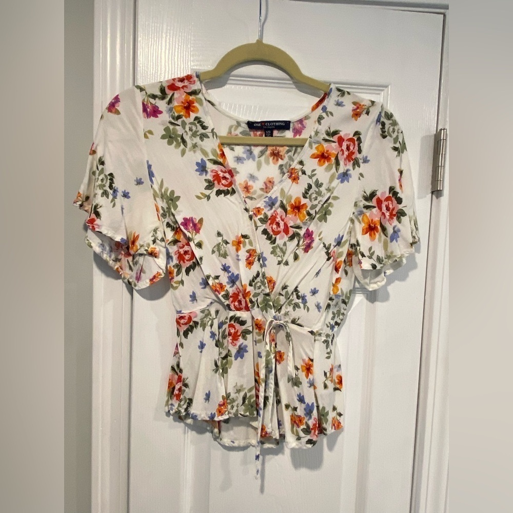 One Clothing Size XS White Floral Short Sleeve Wrap Front Tie Ruffle Hem Top